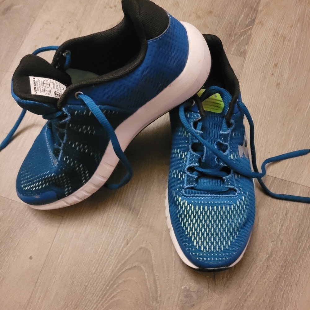 Under Armour tennis shoes